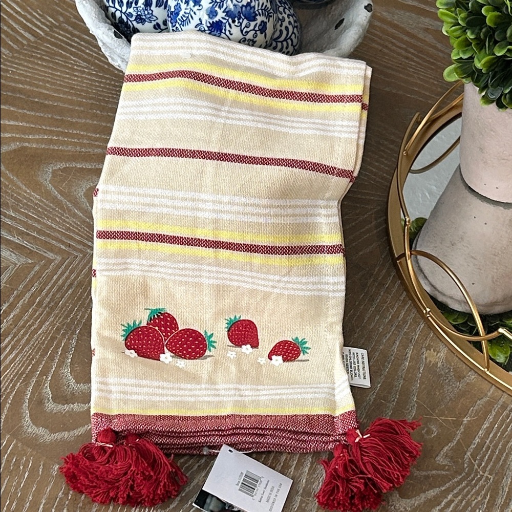NWT! Bohemian Cottage Garden Strawberry 🍓 & Daisy Flower Hand Towel with Tassels